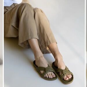 New in Box Huma Blanco Cassie Sandals in Bone, Size 8.